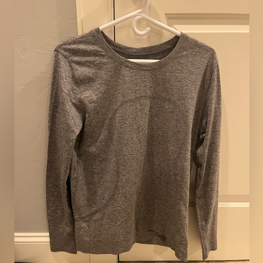 Lululemon Size 8 Swiftly Relaxed Long-Sleeve Shirt in Slate/white